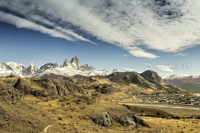 从Chaltén小镇俯瞰，山脉，Fitz Roy(海拔3405米)和Torre(3125米)。巴塔哥尼亚，圣克鲁斯省，阿根廷。